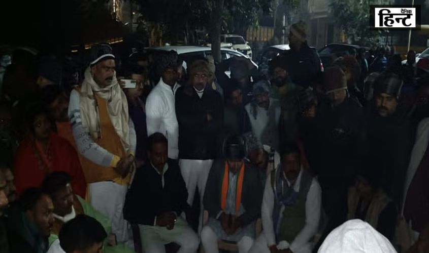 Prayagraj News : प्रयागराज में भाजपा नेता की पिटाई पर बवाल, रातभर धरने पर बैठे विधायक और महापौर