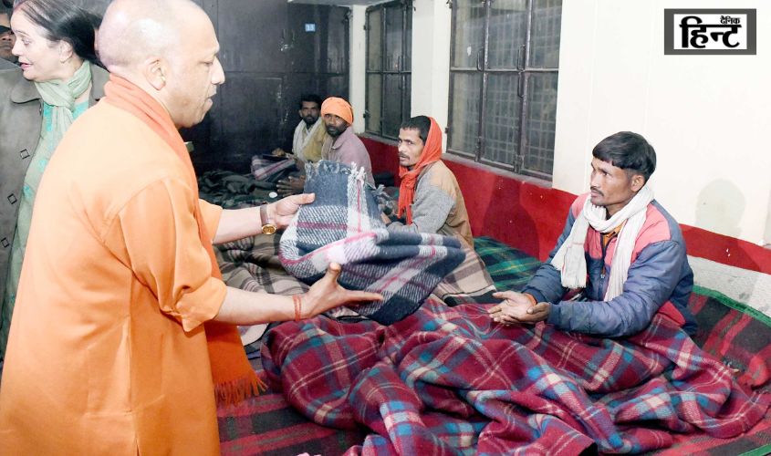 CM Yogi : सीएम योगी ने कड़ाके की सर्दी में रैन बसेरों का किया दौरा, जरूरतमंदों से की बातचीत