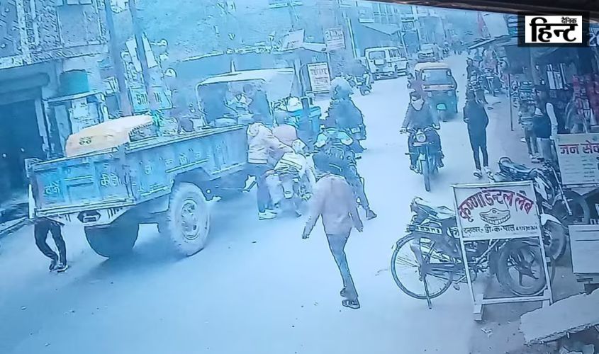 UP News : इटावा में सड़क पर दिखा अजब नजारा, गाड़ियां रोक कर नोट लूटते दिखें लोग, सीसीटीवी में कैद हुई घटना