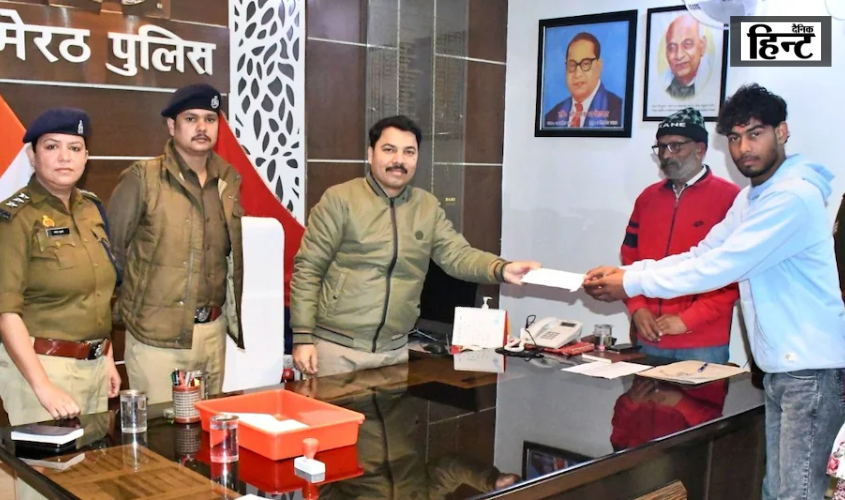 Meerut : पुलिस वाले की पिस्टल लौटाने पर एसएसपी ने डिलीवरी बॉय को किया सम्मानित