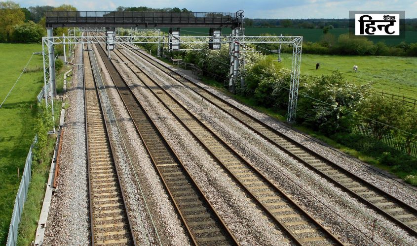 Amroha News : रेलवे ट्रैक पर दौड़ रही थी कार तभी सामने से आ गई मालगाड़ी, कार चालक फरार