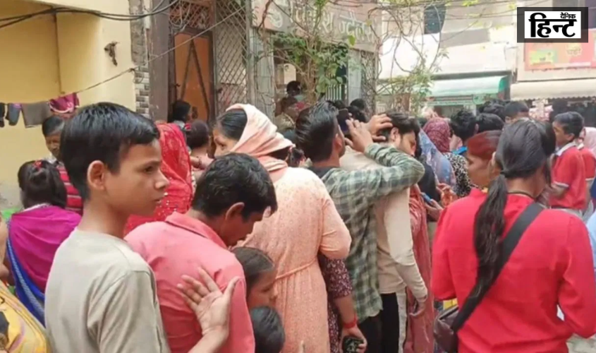 Kanpur : फॉलो करो और पाओ सोने की कील, ऑफर के बाद ज्वेलरी शॉप के बाहर लगी लोगों की भीड़