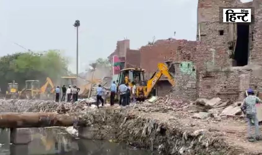 Delhi News : तैमूर नगर में अवैध निर्माण पर चला बुलडोजर, हाईकोर्ट के आदेश पर DDA और नगर निगम की बड़ी कार्रवाई