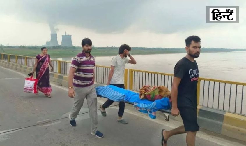 Hamirpur News: मां के शव को स्ट्रेचर पर एक किलोमीटर तक ले गया बेटा, सिस्टम की बेरुखी से फिर शर्मसार हुई मानवता