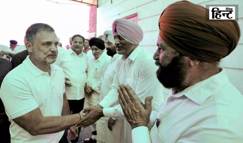 Rahul Gandhi Punjab Visit: बाढ़ प्रभावित पंजाब के गांवों में पहुंचे राहुल गांधी, कहा- “पंजाब की सेवा भावना को करता हूं सलाम”