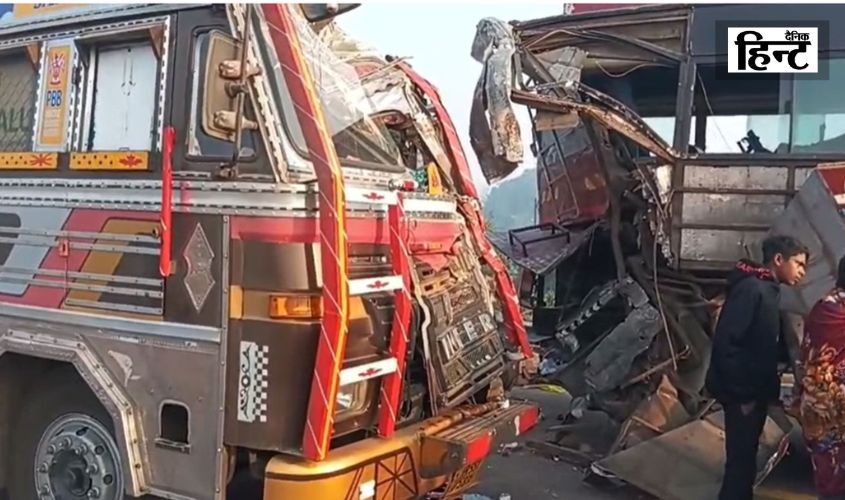Azamgarh News: पूर्वांचल एक्सप्रेस-वे पर भयानक सड़क हादसा, कंटेनर ने बस में पीछे से मारी जोरदार टक्कर